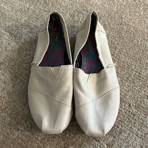 TOMS white textural linen look shoes
